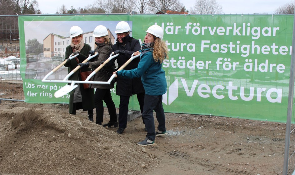 På bilden: Ulla Tansen Affärsområdetchef Vardaga, Susanne Ekblom VD Vectura Fastigheter, Kerstin Eskhult Ordförande i Socialnämnden samt Ingrid Westman ägare av Friendly Building.