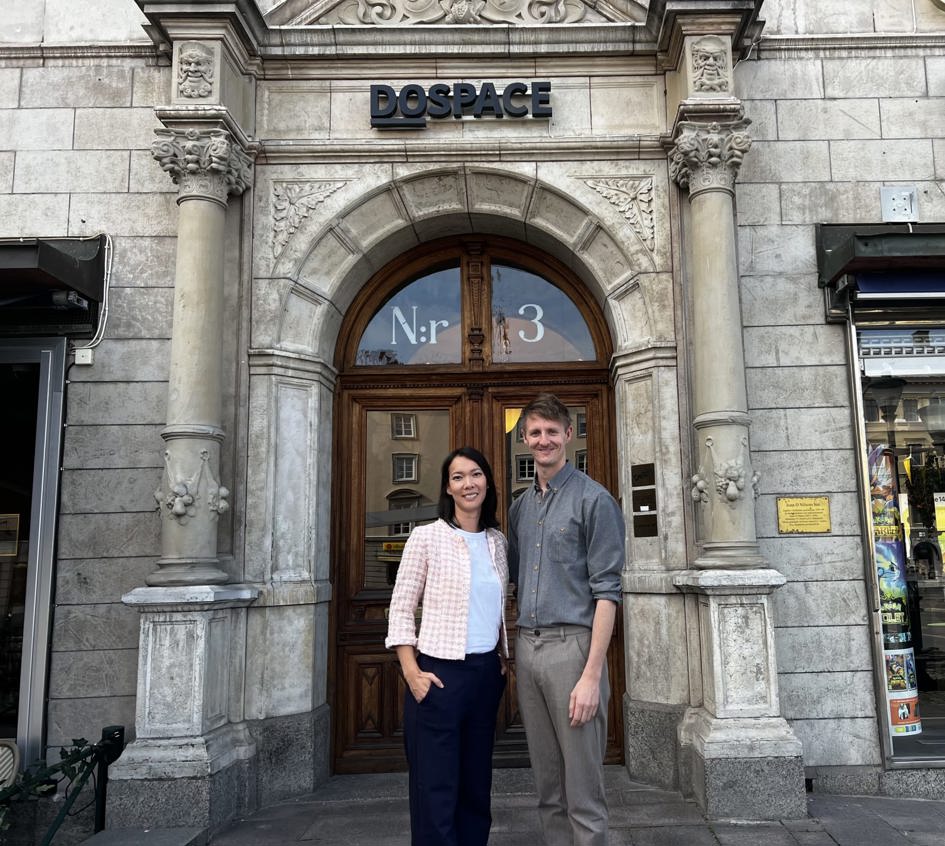 Katarina Fu och Niclas Söör utanför DOSPACE Stortorget i Linköping